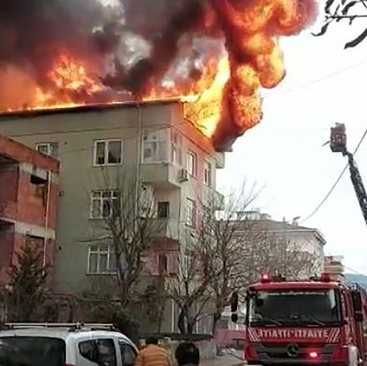 Ümraniyede binanın çatısında çıkan yangın paniğe neden oldu
