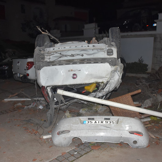 İzmir Çeşmede etkili olan lodos ve fırtına araçları ters çevirdi, çatıları uçurdu