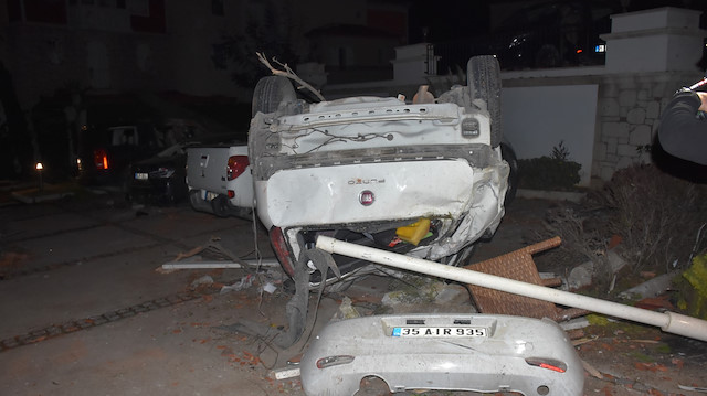 İzmir Çeşme'de etkili olan lodos ve fırtına araçları ters çevirdi, çatıları uçurdu