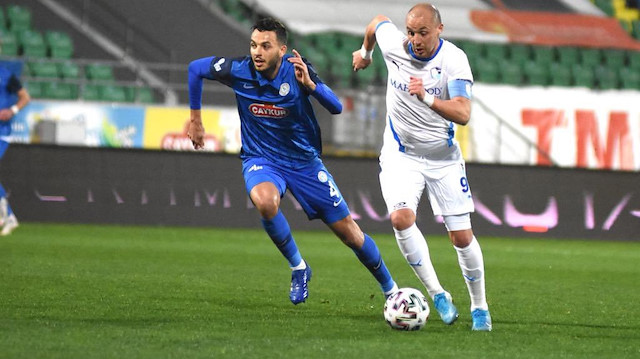 Erzurumsporlu Aatif takımını 1-0 öne geçiren golü attı.