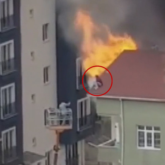 Ümraniyede bina çatısında alevler arasında kalan çocukların kurtarılma anları kamerada