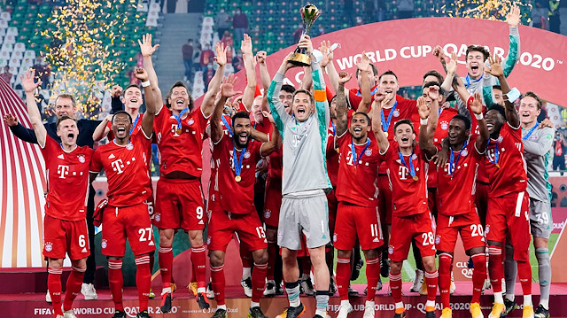 Bayern Münihli futbolcular düzenlenen törenle kupayı kaldırdı. 