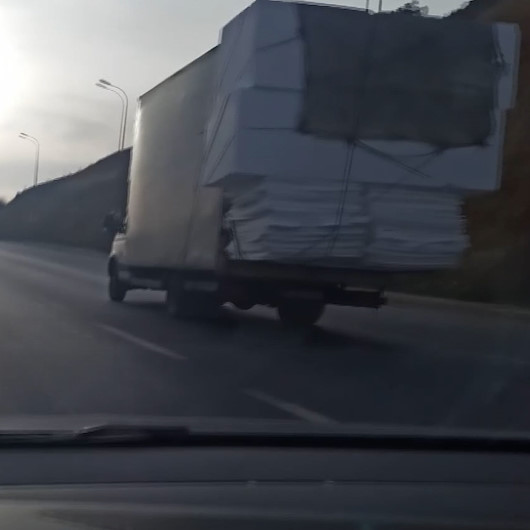 Kamyonet kasasında yer kalmayınca, yükleri dışına bağlayarak taşıdılar
