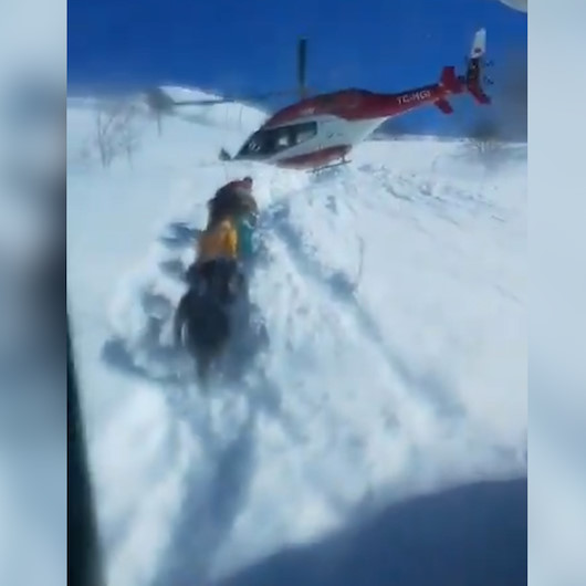 Van Gevaşta ambulans helikopter pilotu, Bu hastayı almadan gitmem diyerek helikopteri indirmeyi başarıyor