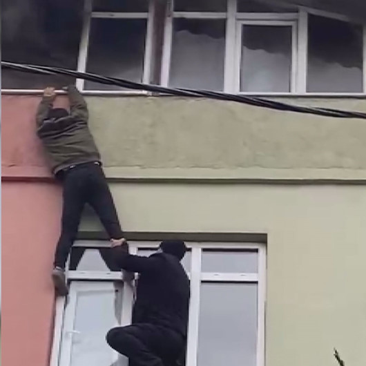 Ümraniyede çatı katında çıkan yangının en net görüntüleri: Mahallelinin iki çocuğu yangından kurtarma seferberliği kamerada