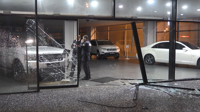 500 bin TL'lik lüks otomobili kırdıkları cam vitrinden çıkarıp çaldılar.