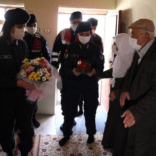 Yozgatta jandarmadan 50 yıllık evli çifte 14 Şubat sürprizi