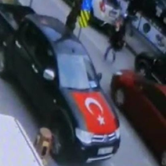Bursada yolun karşısına geçmeye çalışan adama otomobil böyle çarptı