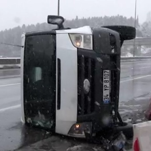 Kadıköyde araç bariyerlere çarpıp yan yattı