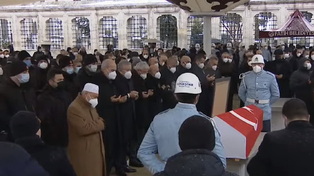 Cenaze töreni Fatih Camii'nde düzenleniyor.