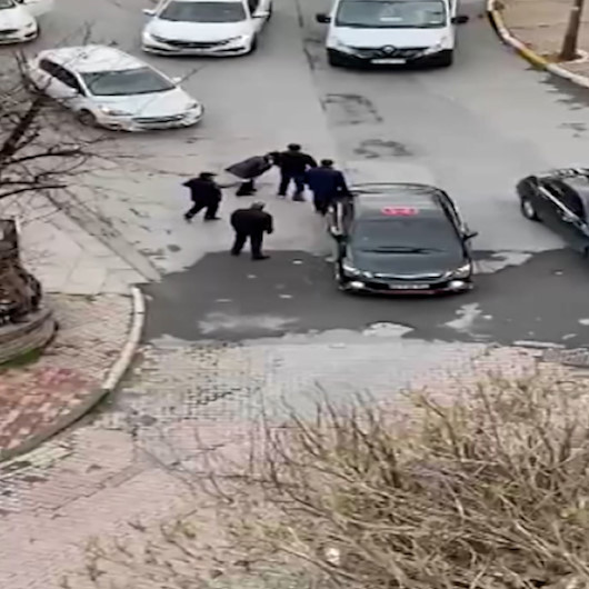Bahçelievlerde sokak ortasında kadına tokat kamerada