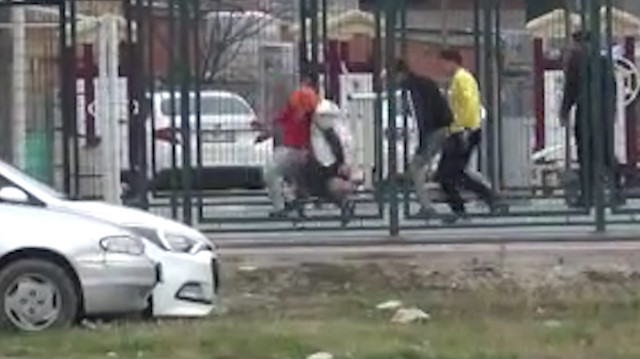 İnegöl'de gençler kısıtlamayı hiçe sayıp top oynadı