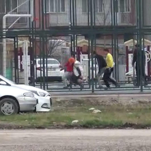 İnegölde gençler kısıtlamayı hiçe sayıp top oynadı