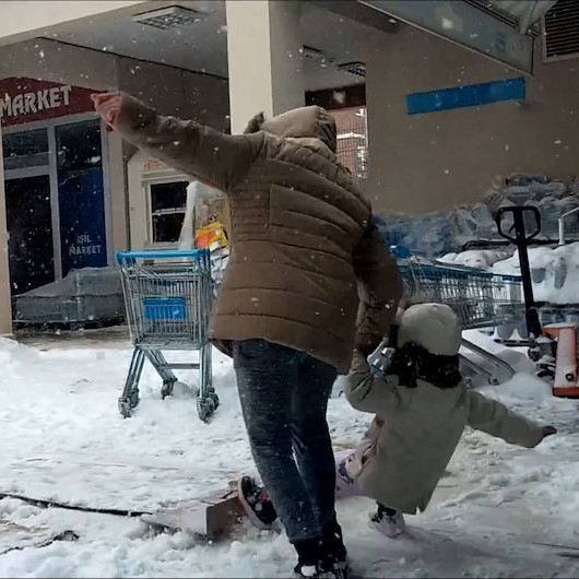 Adım atan kendini yerde buldu: Kaygan zemine adım atan onlarca kişi böyle düştü