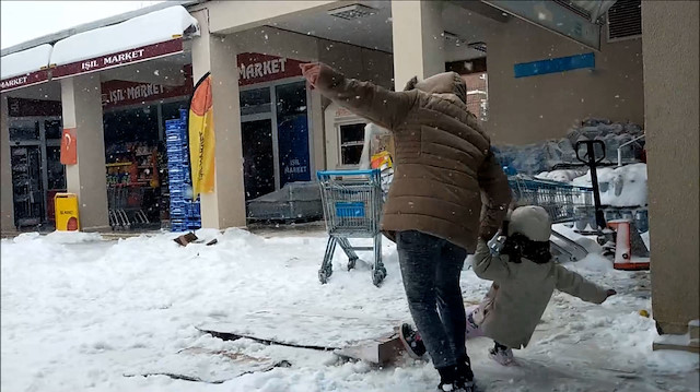 Adım atan kendini yerde buldu: Kaygan zemine adım atan onlarca kişi böyle düştü