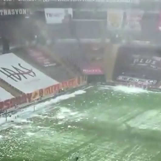 Galatasarayda Kasımpaşa maçı öncesi stadyumun çatısındaki karlar temizlendi