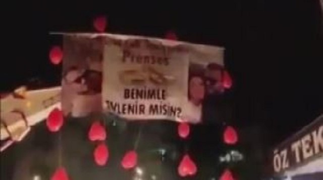 Vinçle sevgilisinin balkonuna dayanıp evlilik teklif etti