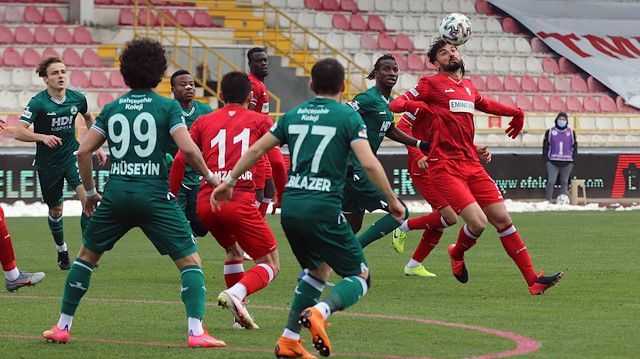 Boluspor-Giresunspor maçında hava topu mücadelesi