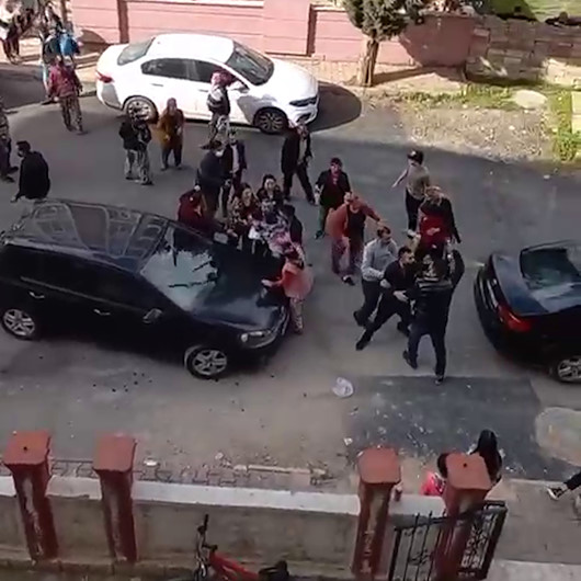 Antalyada komşular birbirine girdi, ortalık savaş alanına döndü