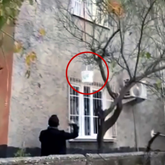 Adanada sepet sarkıtarak satış yapan uyuşturucu tacirine suçüstü