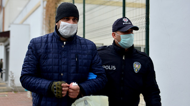 Patronunun parasını çalıp, içeceğine koronavirüs mikrobu bulaştırmaya çalışan işçisi yakalandı.