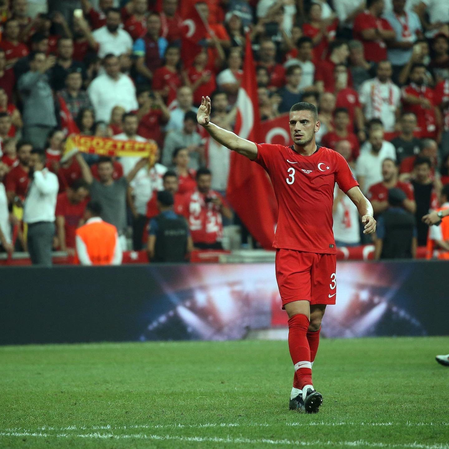 Merih Demiral güçlü fiziği ve mücadeleci oyun yapısıyla A Milli Takımımızın en önemli oyuncuları arasında yer alıyor.