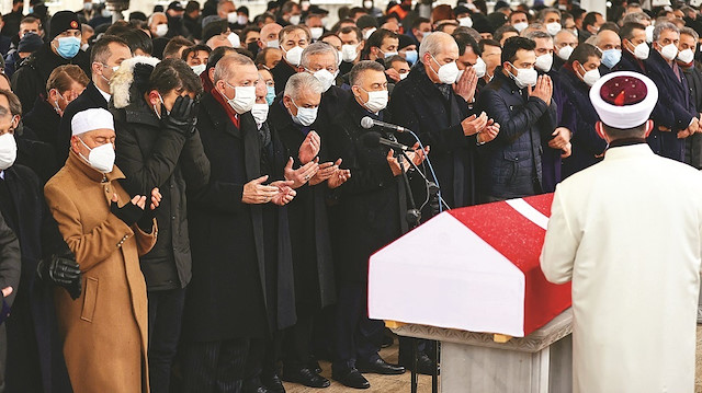 Kadir Topbaş’ın cenazesi, İstanbul Büyükşehir Belediyesi zabıta ekiplerinin omuzlarında camiden uğurlandı.