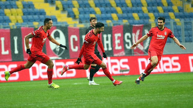 Ghezzal attığı gol sonrası büyük sevinç yaşadı. 