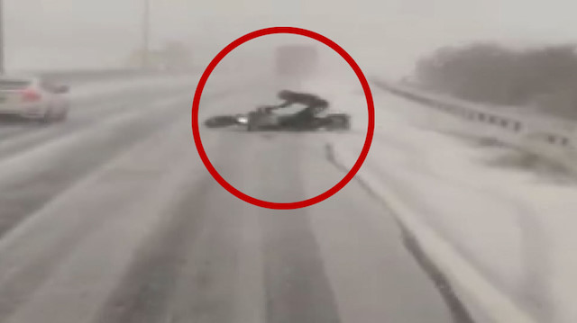 Karlı yolda devrilen motosikletli otomobilin altında kalmaktan son anda kurtuldu