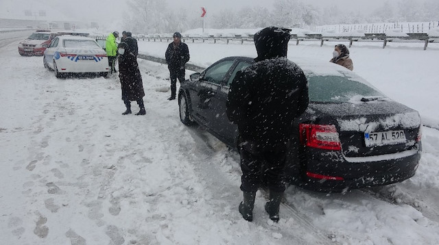 Sinop’ta kar yağışı birçok köy yolunun da kapanmasına neden oldu. 