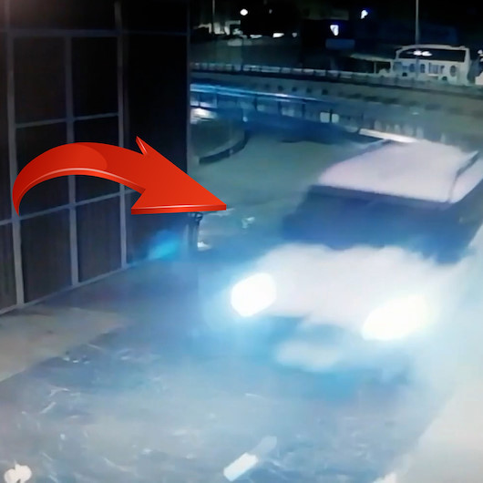 Polisin dur ihtarına uymayan sürücü belediye binasının kapısına çarptı