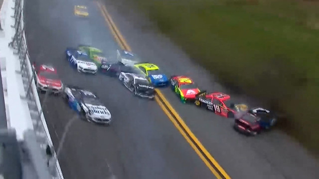 NASCAR yarışında yürekler ağza geldi: 16 araç pistin ortasında birbirine girdi