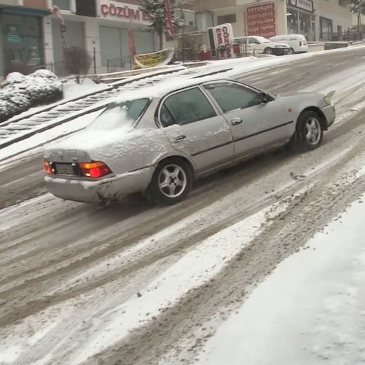 Başkente yoğun kar yağışı sürücülere zor anlar yaşattı