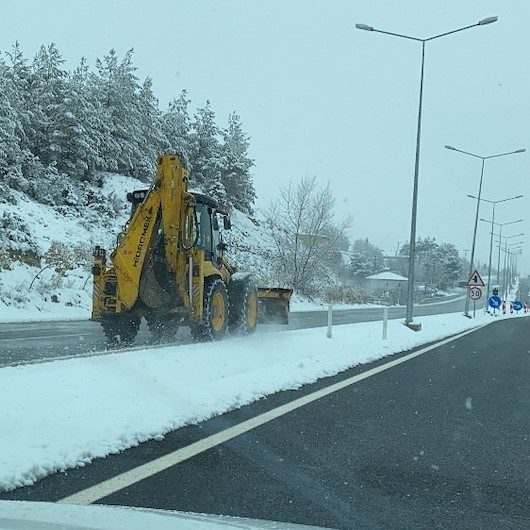 Karabükte kilometrelerce ters yönde tehlikeli yolculuk yapan iş makinesi kamerada