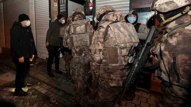 İstanbul merkezli 5 ilde torbacı diye tabir edilen sokak satıcılarının yakalanmasına yönelik yapılan operasyon düzenlendi.
