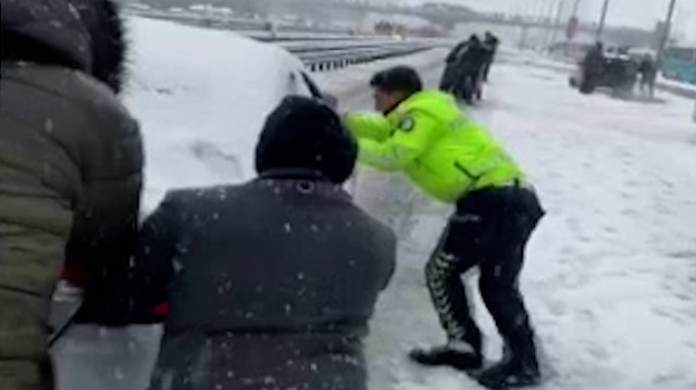 Trafik polisinden 'helal olsun' dedirten hareket: Yolda kalan aracı kurtarmak için canla başla mücadele etti