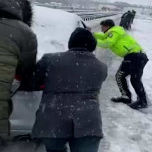 Trafik polisinden helal olsun dedirten hareket: Yolda kalan aracı kurtarmak için canla başla mücadele etti