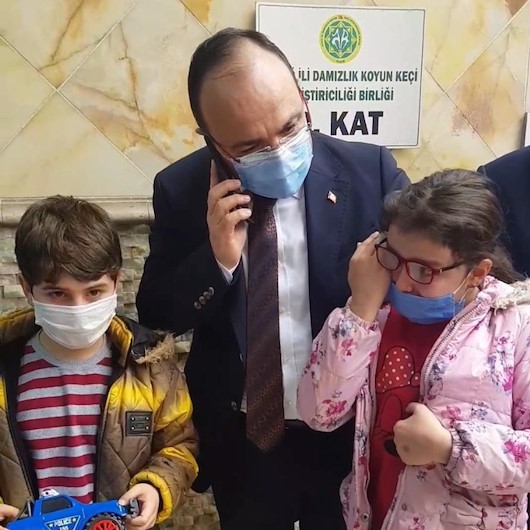 “Vali Amca” ile görüşen minik kızın mutluluk gözyaşları
