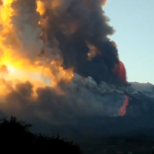 Etna Yanardağı faaliyete geçti: Şiddetli patlamayla gökyüzünü dumanlar kapladı