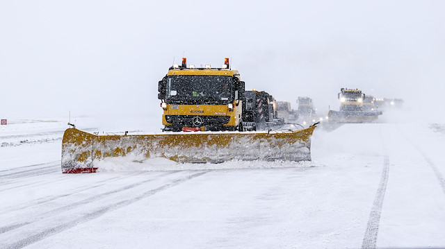 Ankara Esenboğa Havalimanı'nda kar yağışı için önlemler alındı. 