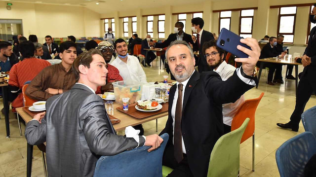 Bursa Büyükşehir Belediye Başkanı Alinur Aktaş, öğle yemeğini öğrencilerle birlikte yedi.