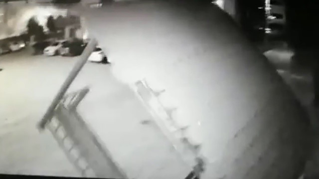İzmir’de fırtınanın şiddetiyle sitenin kamelyası havaya savruldu