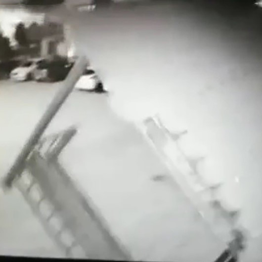 İzmir’de fırtınanın şiddetiyle sitenin kamelyası havaya savruldu