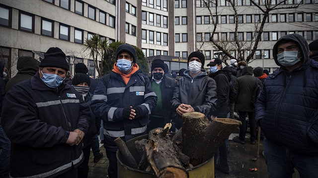 Kadıköy Belediyesi bahçesinde toplanan işçiler, ateş yakarak ısındı. 