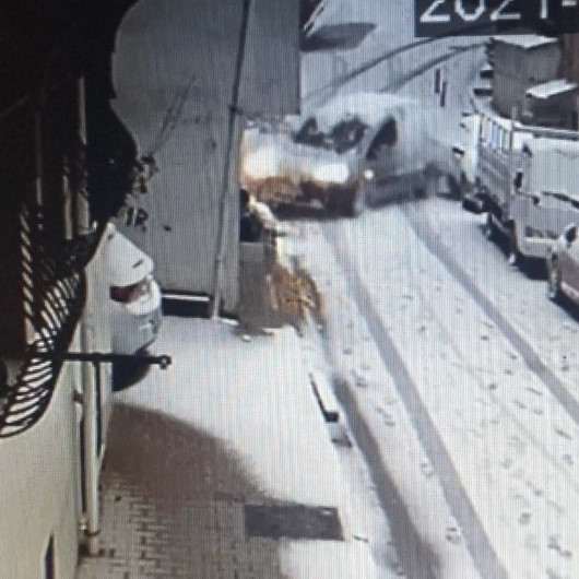 Yokuşta kayan hafif ticari aracın yaptığı kaza kamerada