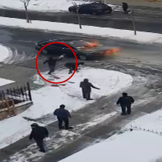 Ümraniyede yanan otomobili kar topu atarak söndürmeye çalıştılar