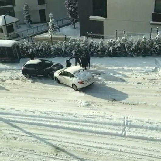 Bursa’da araçların buzlu yolla imtihanı