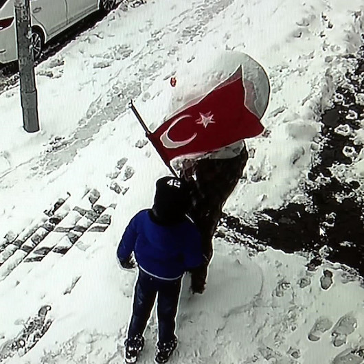 Başakşehir 10 yaşındaki Muhammedin bayrak sevgisi: Dolanan Türk Bayrağını defalarca düzeltti