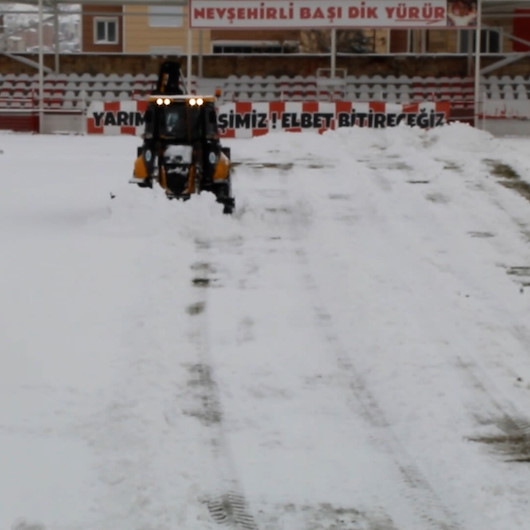 Kardan ertelenmeyen Nevşehir Belediyespor-Ofspor maçı öncesi sahaya kepçe girdi