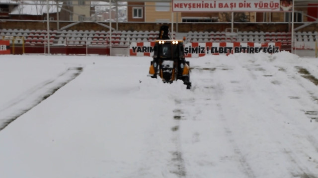 Kardan ertelenmeyen Nevşehir Belediyespor-Ofspor maçı öncesi sahaya kepçe girdi